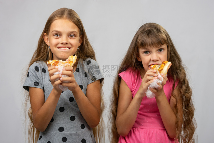 两个女孩吃面包很好玩图片