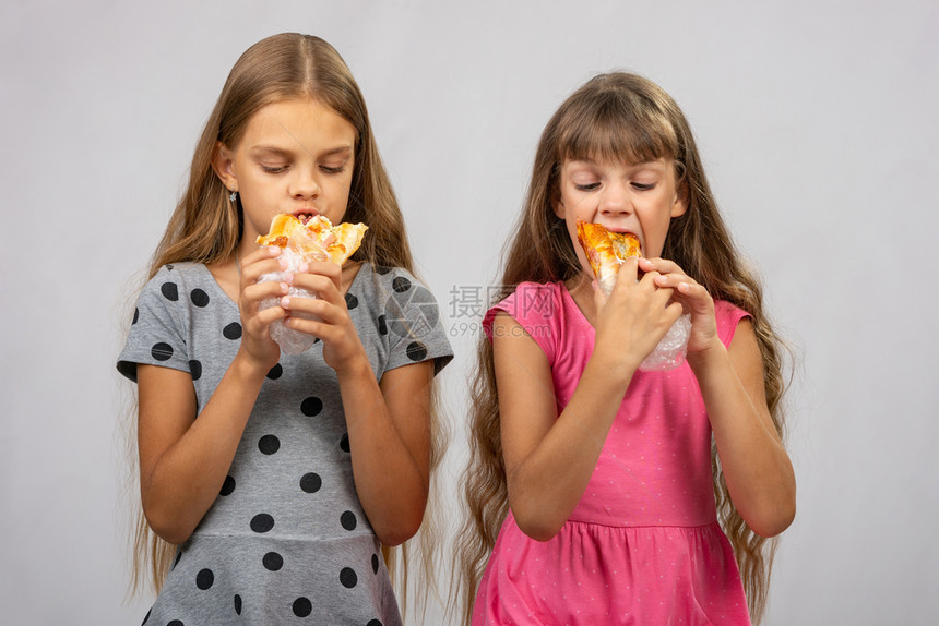 两个饥饿的女孩吃面包图片