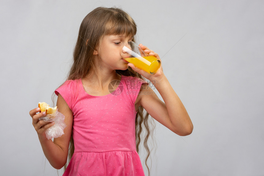 一个女孩喝橙汁吃包图片