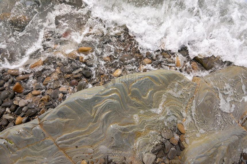海浪滚到岩石滨图片