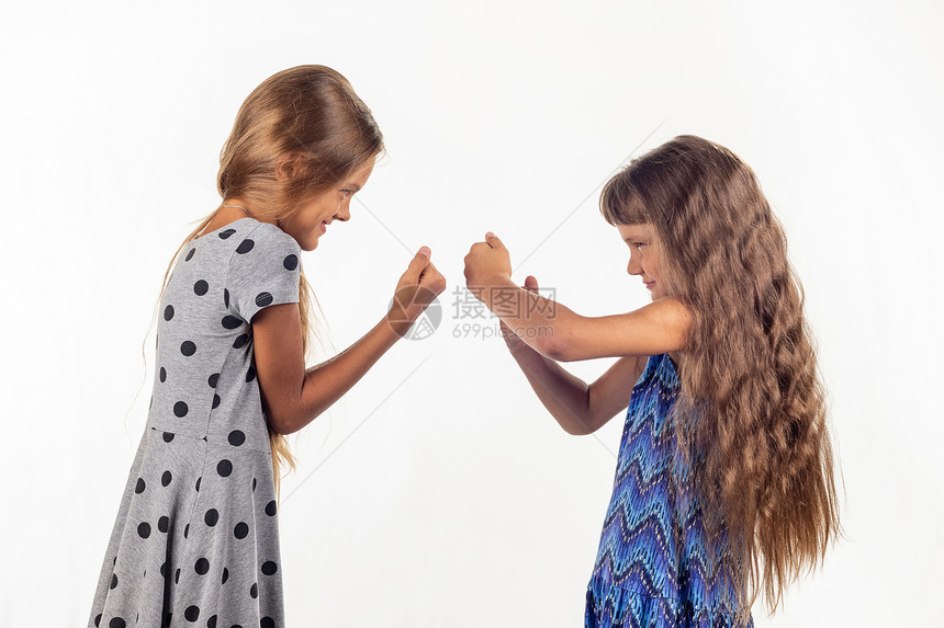 两个女孩在打架演唱室的白人背景图片