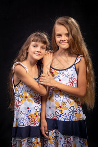 黑人背景的两个不同年龄姐妹图片