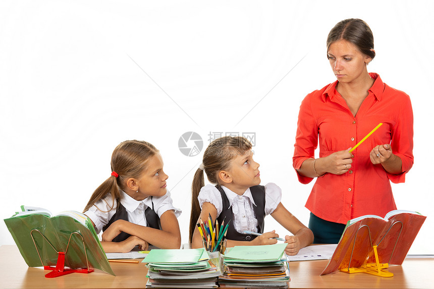 孩子们在书桌上看着愤怒的老师害怕看着老师图片