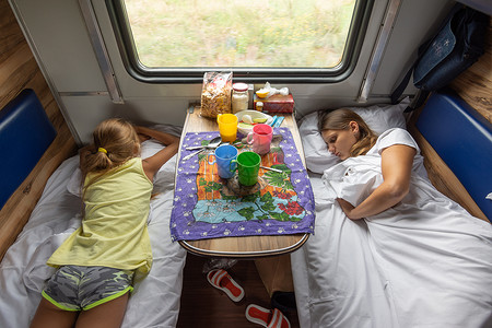 火车上的情况妈和女儿睡在车的下架上图片