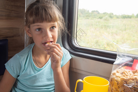 女孩在火车上吃饼干图片