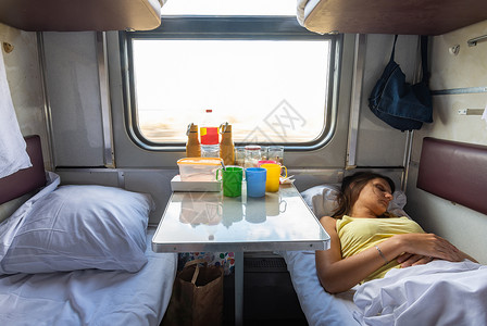 铁路床国内保留座位火车女孩睡在下架背景
