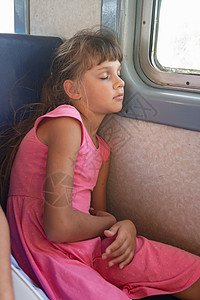 累了的女孩在电车上睡着了图片