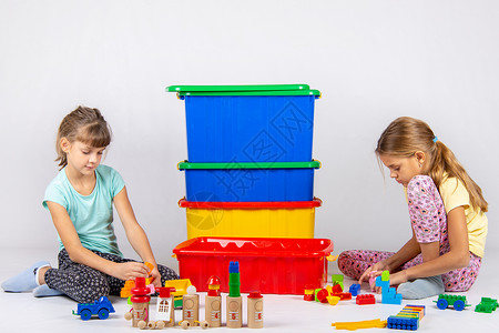 两个女孩玩具中间是装的箱子图片