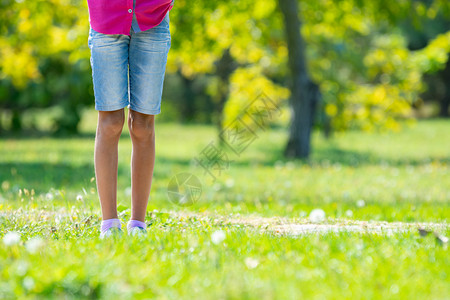 儿童脚在公园的草坪上图片