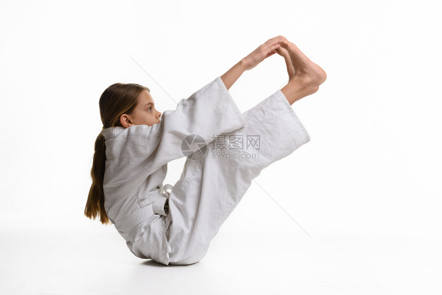 一个女孩在运动kekogi女孩的手伸到她脚上挥舞着伸展图片