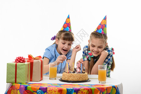 孩子们用勺吃生日蛋糕孤立在白色背景上图片