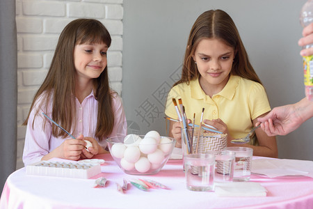 女孩们准备给一大盆鸡蛋绘画图片