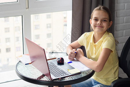 喜悦的女孩做家庭作业的时候看着框架图片