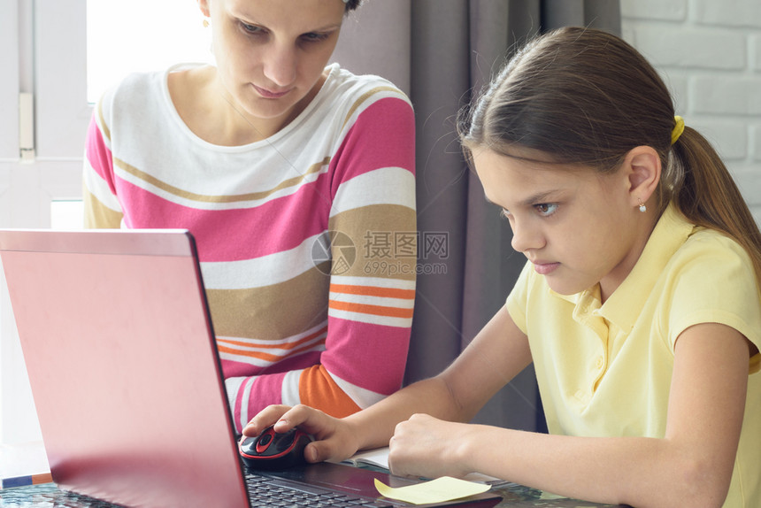 女孩关注家庭工作在线图片