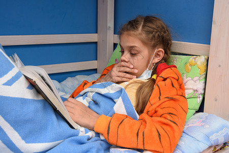 鼻窦炎躺在床上的生病女孩咳嗽背景
