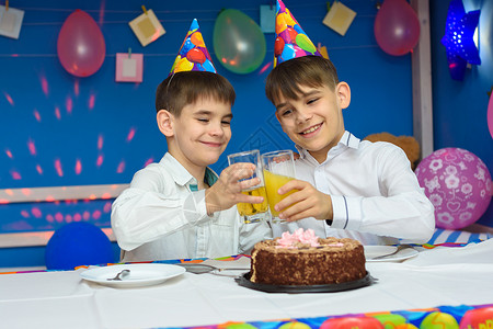 俩兄弟在生日派对上喝果汁图片