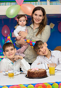 生日庆典上母亲和三个孩子的肖像图片