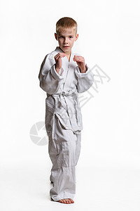 一个男孩站在架子上学习武术图片