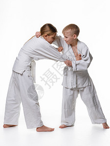 在柔道课中一个男孩和女打架和抓捕图片