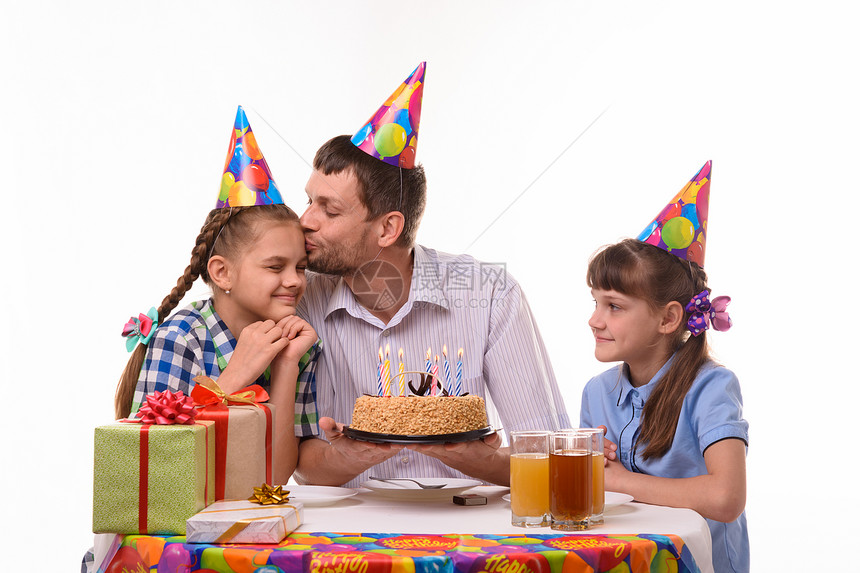 孩子们祝爸生日快乐父亲吻女儿图片