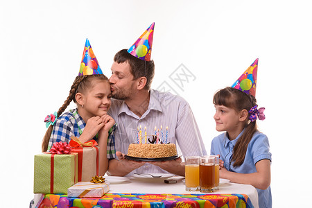 孩子们祝爸生日快乐父亲吻女儿图片