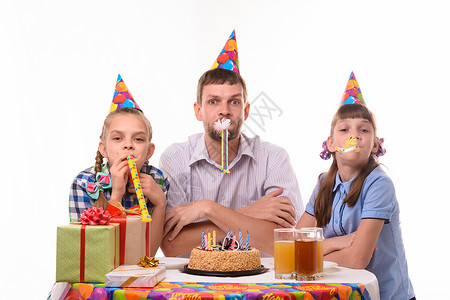 生日派对上的孩子玩得开心吹口哨图片