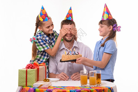 孩子们在生日派对上给爸一个甜蜜的惊喜图片
