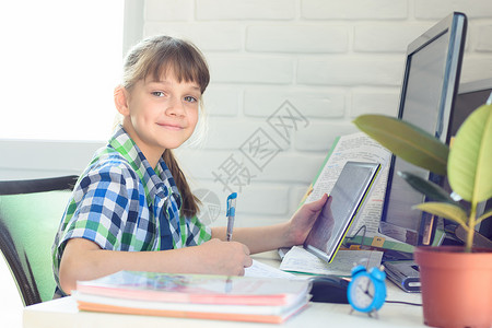 女孩通过在线服务做家庭作业图片