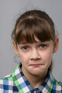 一个10岁女孩的肖像可怜外表欧洲貌特写图片