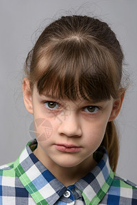 一个10岁女孩的肖像穿孔外表欧洲貌近视图片