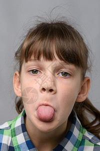 一个10岁女孩的肖像她展示了冒犯的语言欧洲外表特写图片