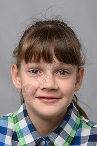 一个令人欣喜惊和异的十岁欧洲女孩外貌特写和肖像的图片