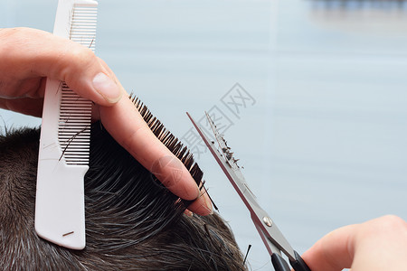 埃文斯理发师用剪刀和梳子理发头部背景