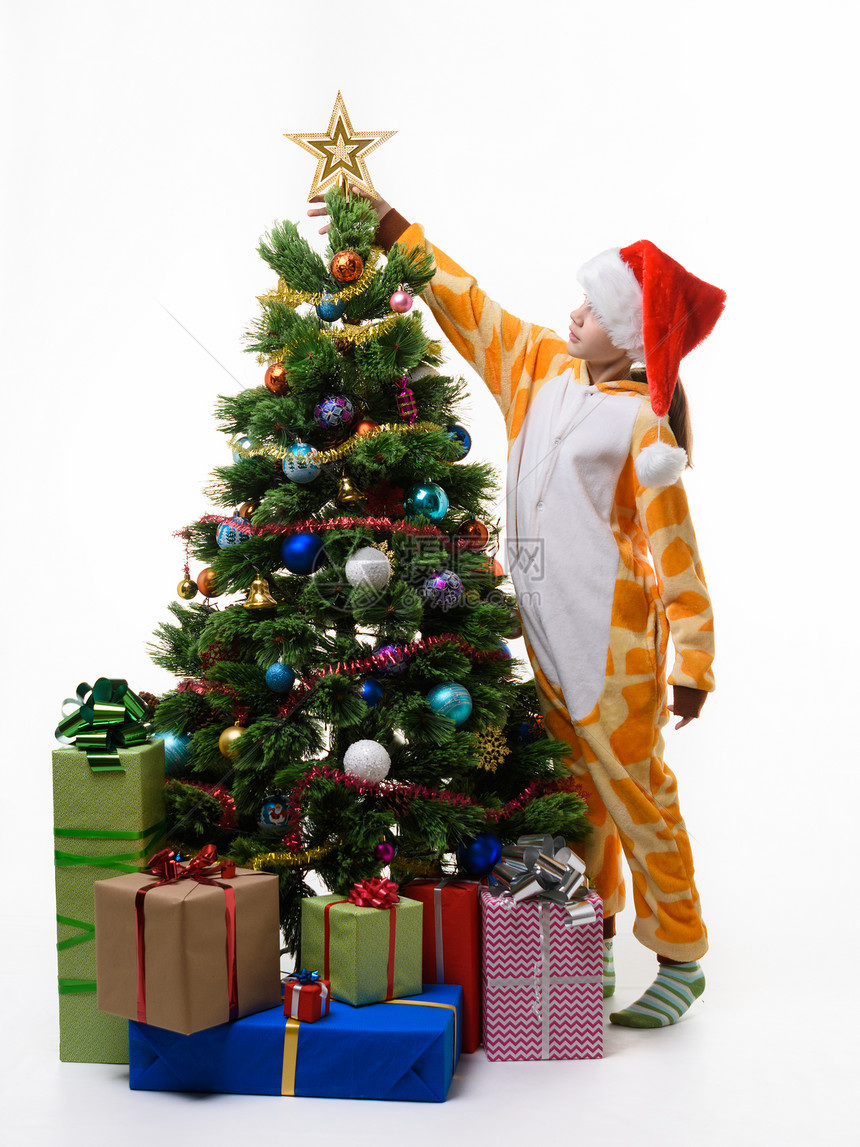 女孩在圣诞树顶上打小报告图片