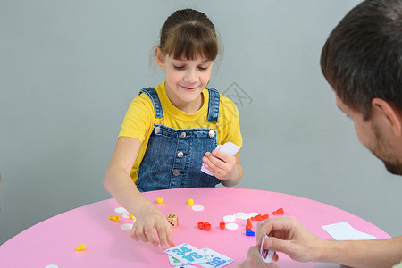女孩和爸玩纸牌游戏图片