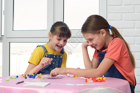两个女孩玩棋盘游戏得开心图片