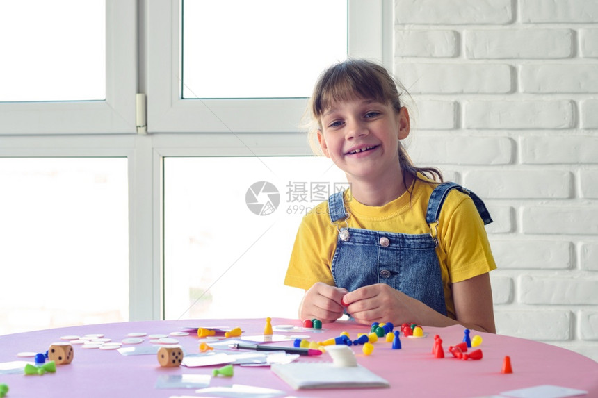 开心的女孩在桌上玩游戏看着框架图片