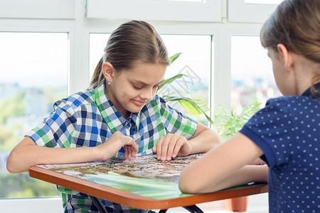 两个孩子玩棋盘游戏收集谜题图片