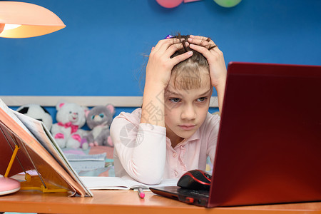 女童在家中网上学习面临挑战图片