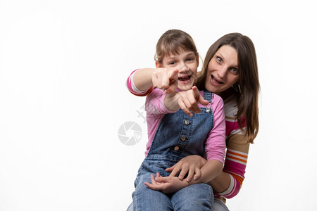母亲和女儿玩手指向前孤立在白色背景上图片