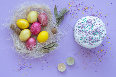 含薰衣草和彩色鸡蛋的复活节装饰图片