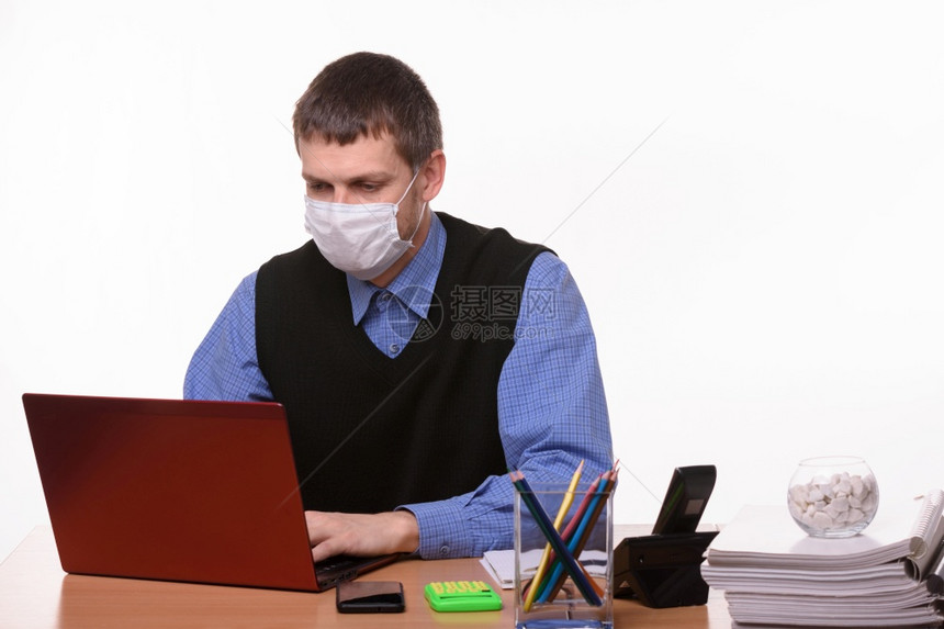 办公室事员在计算机上工作白背景计算机孤立图片