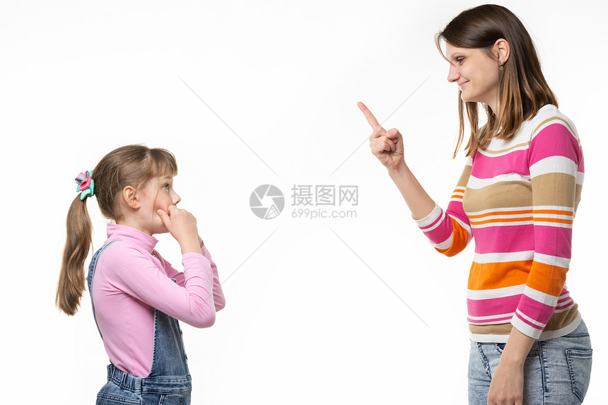 妈把食指给女孩看儿着害怕的妈图片
