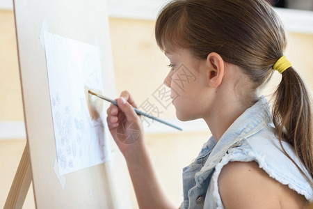 八岁的女孩画了个笔纹图案图片