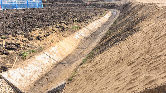 在工业设施附近公路沿线修建排水沟图片