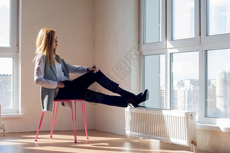 空房间一个女孩坐在窗前的椅子上图片