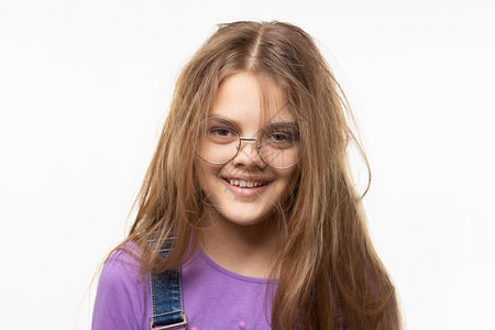 一个快乐的长头发女孩的肖像1岁戴眼镜的长头发女孩背景图片