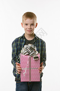 男孩拿着礼物男孩手里拿着生日礼物背景
