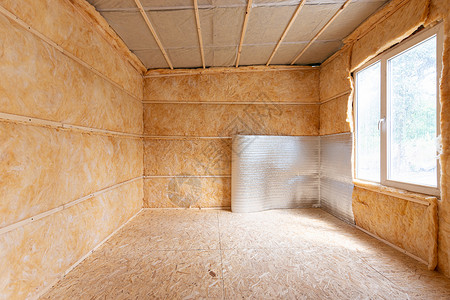 映于墙完成耐热绝层的反射聚乙烯泡沫用拉夫桑粉化于室内绝缘背景