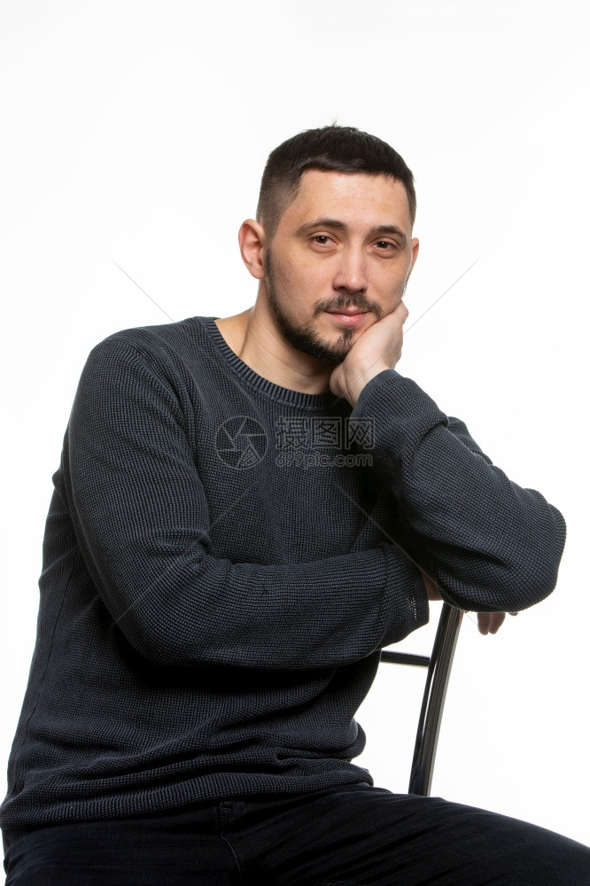 坐在高背椅上穿着黑色毛衣的普通人肖像图片